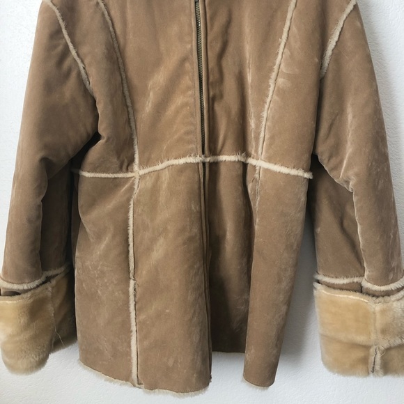 Woman’s Winter Fur Coat - Picture 4 of 6